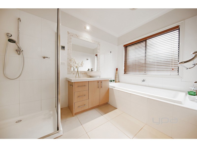 24 Buvelot Crescent, Caroline Springs VIC 3023