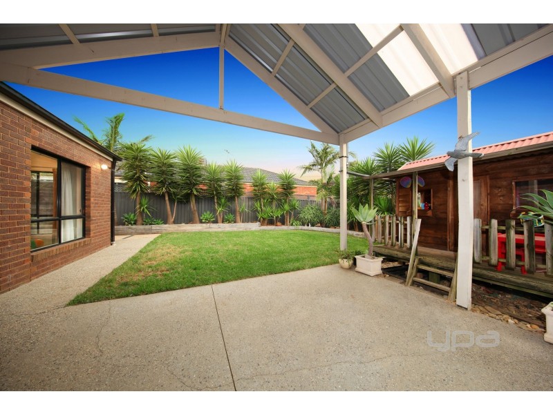 24 Buvelot Crescent, Caroline Springs VIC 3023