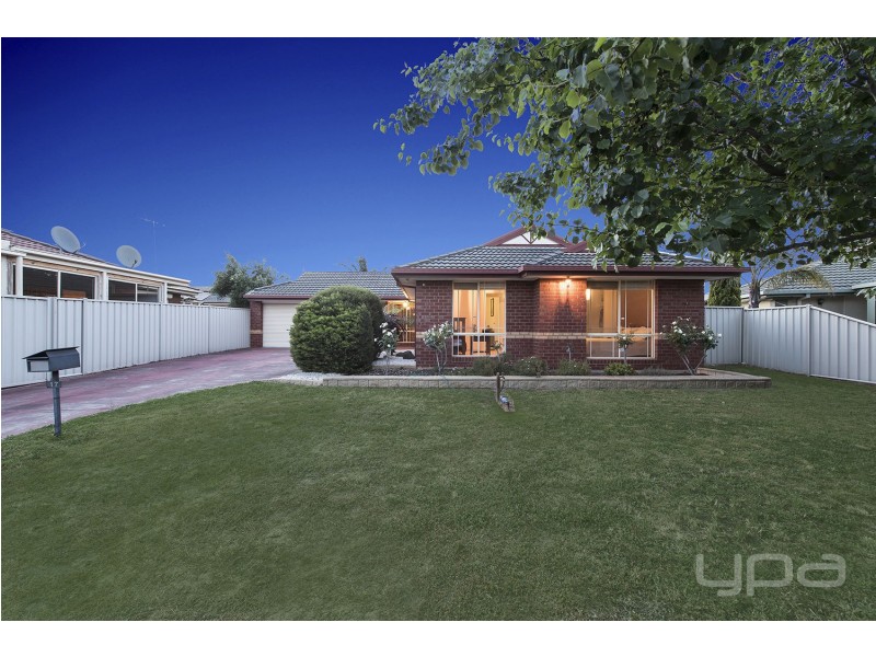 17 Elphinstone Way, Caroline Springs VIC 3023