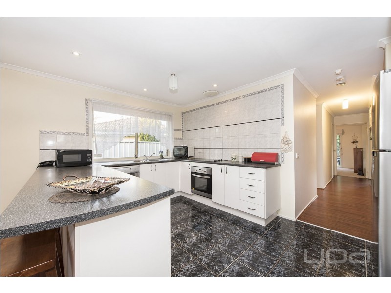 17 Elphinstone Way, Caroline Springs VIC 3023