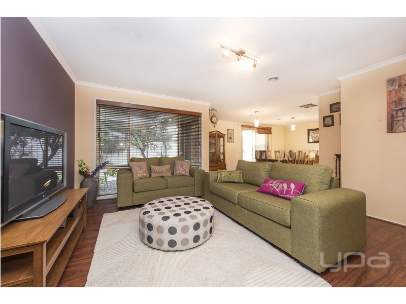 17 Elphinstone Way, Caroline Springs VIC 3023