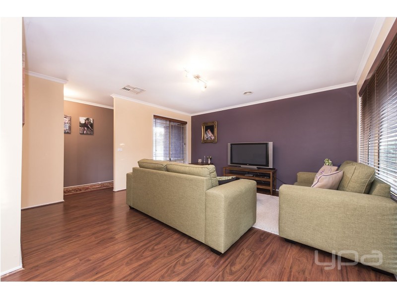 17 Elphinstone Way, Caroline Springs VIC 3023