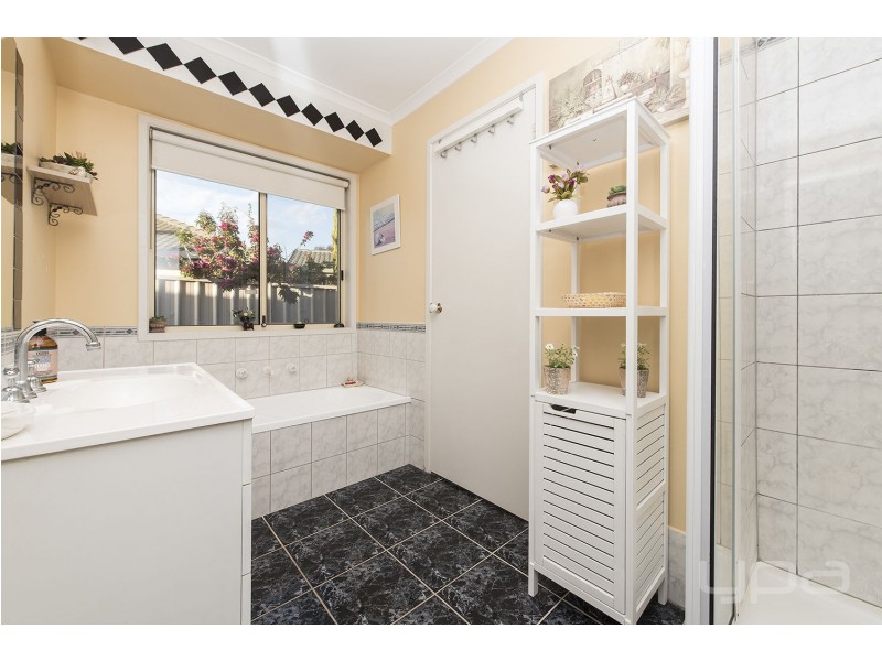 17 Elphinstone Way, Caroline Springs VIC 3023