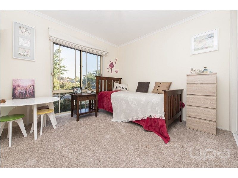 17 Elphinstone Way, Caroline Springs VIC 3023