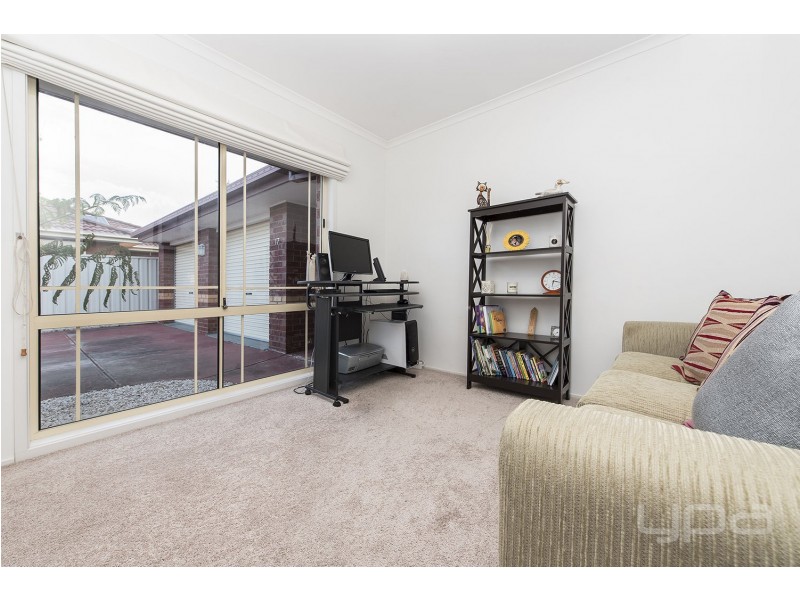 17 Elphinstone Way, Caroline Springs VIC 3023