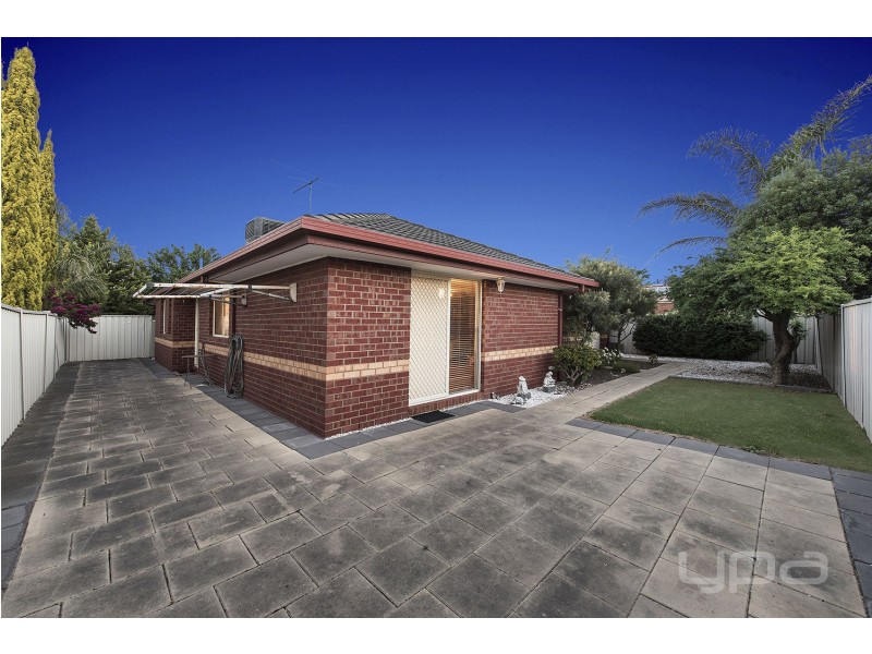 17 Elphinstone Way, Caroline Springs VIC 3023