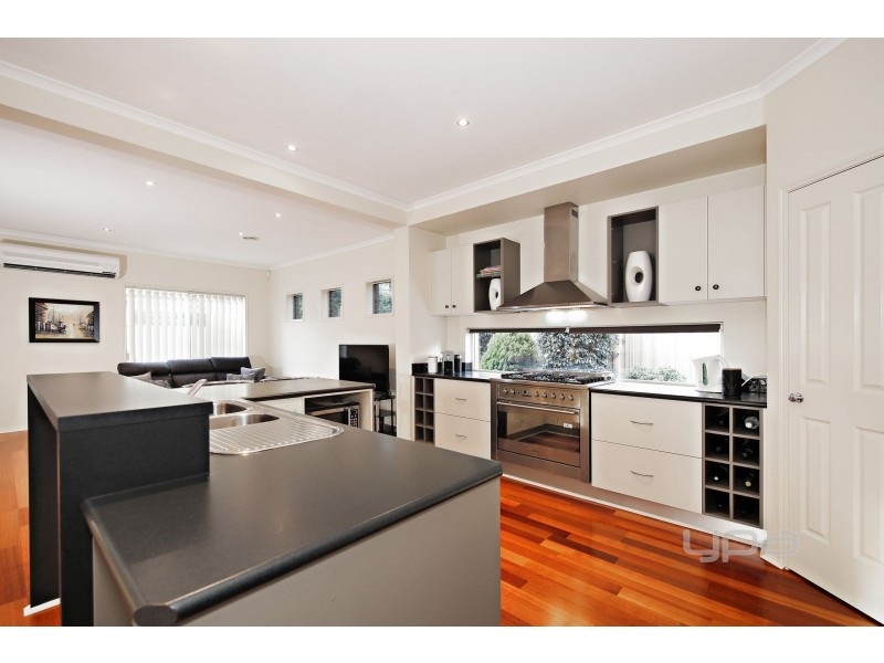 7 Chelsworth Place, Caroline Springs VIC 3023