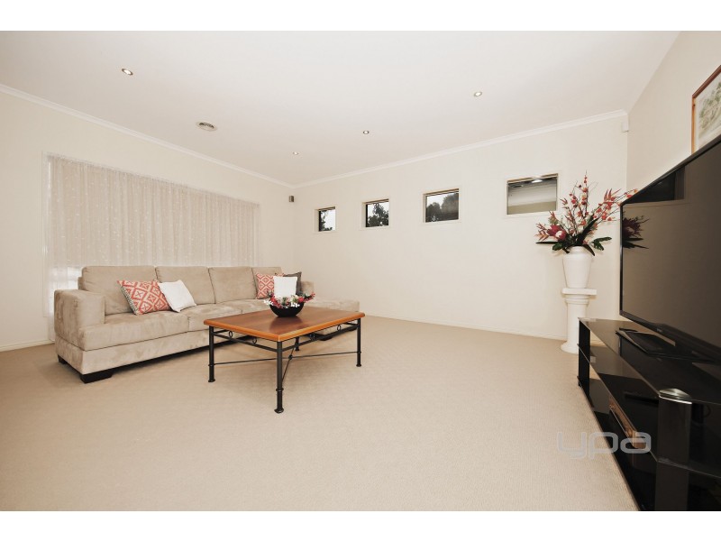 7 Chelsworth Place, Caroline Springs VIC 3023