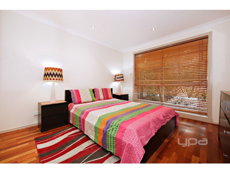 2 Isabel Close, Caroline Springs VIC 3023