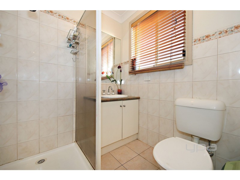 2 Isabel Close, Caroline Springs VIC 3023