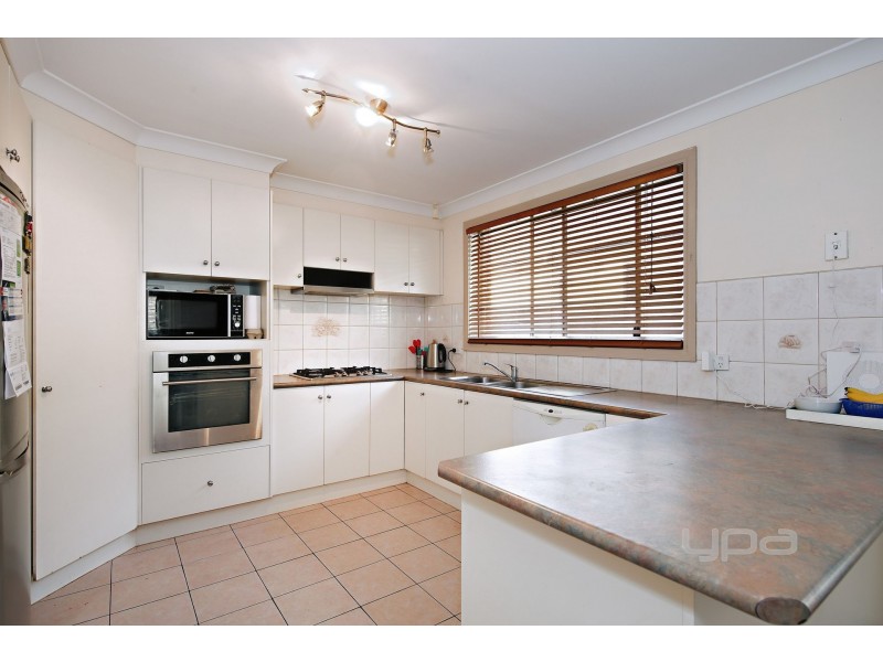 2 Isabel Close, Caroline Springs VIC 3023