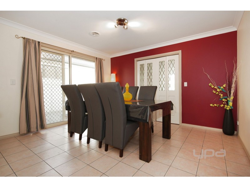 2 Isabel Close, Caroline Springs VIC 3023