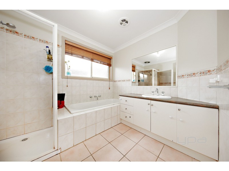 2 Isabel Close, Caroline Springs VIC 3023