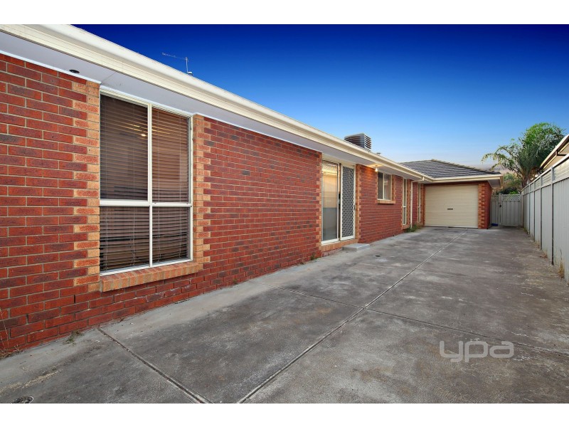 2 Isabel Close, Caroline Springs VIC 3023