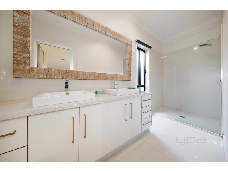 30 Paringa Way, Burnside VIC 3023