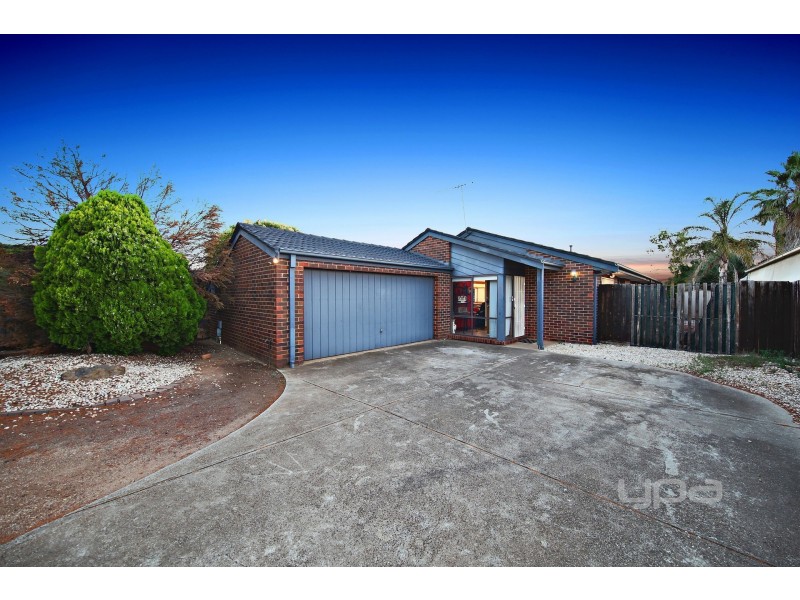 33 Walsingham Crescent, Melton VIC 3337
