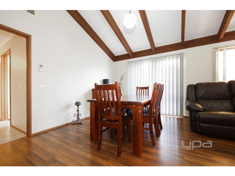 33 Walsingham Crescent, Melton VIC 3337