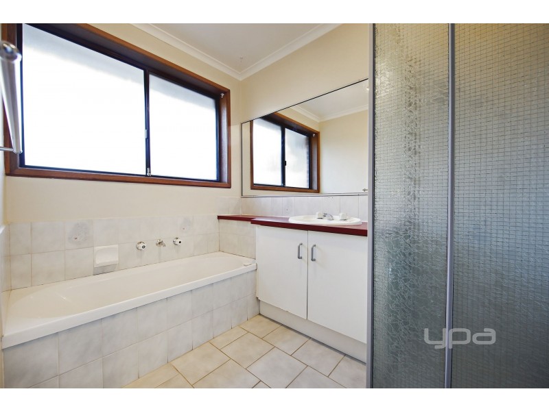 33 Walsingham Crescent, Melton VIC 3337