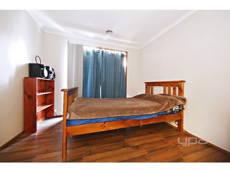 33 Walsingham Crescent, Melton VIC 3337