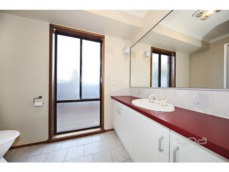 33 Walsingham Crescent, Melton VIC 3337