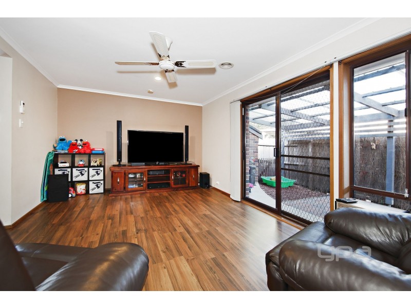 33 Walsingham Crescent, Melton VIC 3337