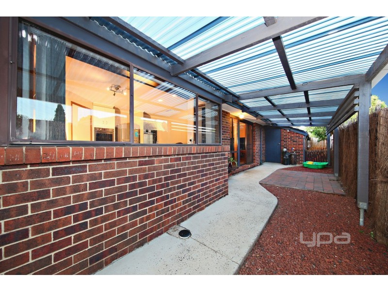 33 Walsingham Crescent, Melton VIC 3337