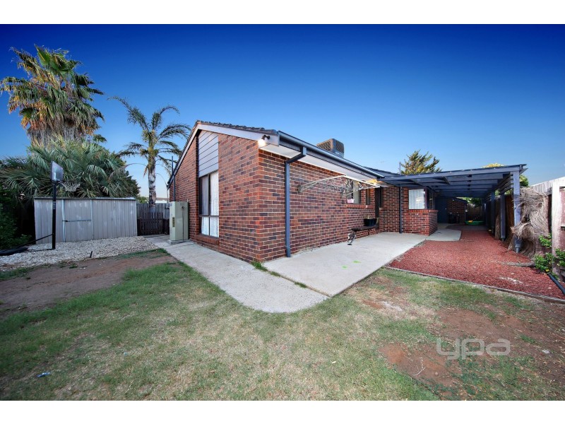33 Walsingham Crescent, Melton VIC 3337