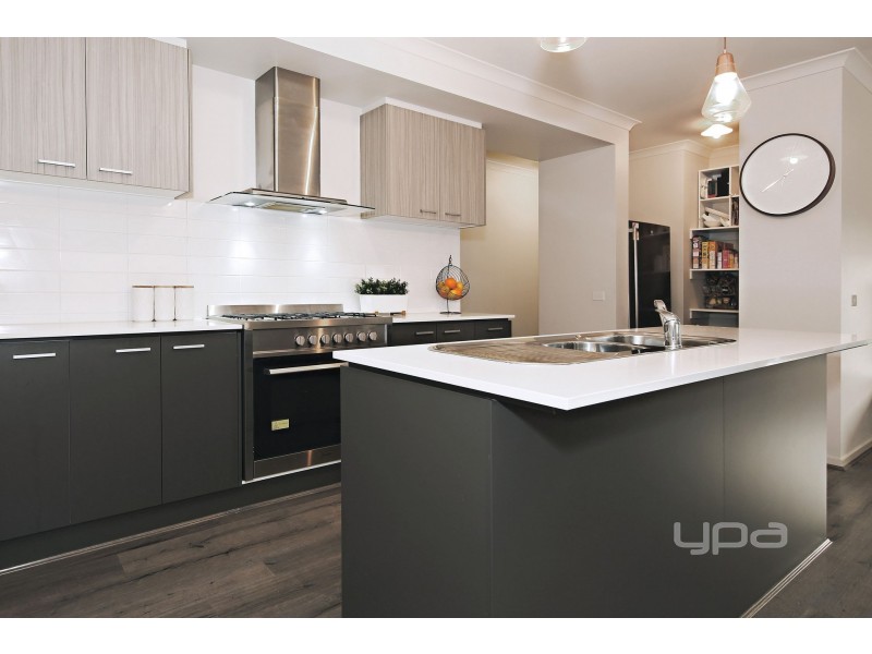 22 Stonehenge Drive, Melton South VIC 3338