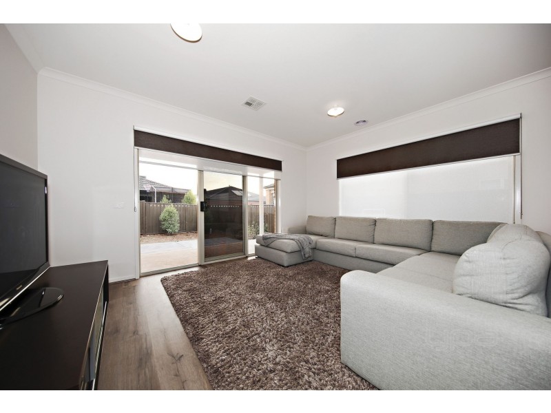 22 Stonehenge Drive, Melton South VIC 3338