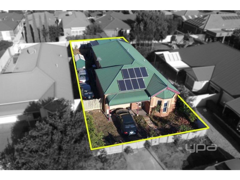 10 Castlemaine Way, Caroline Springs VIC 3023
