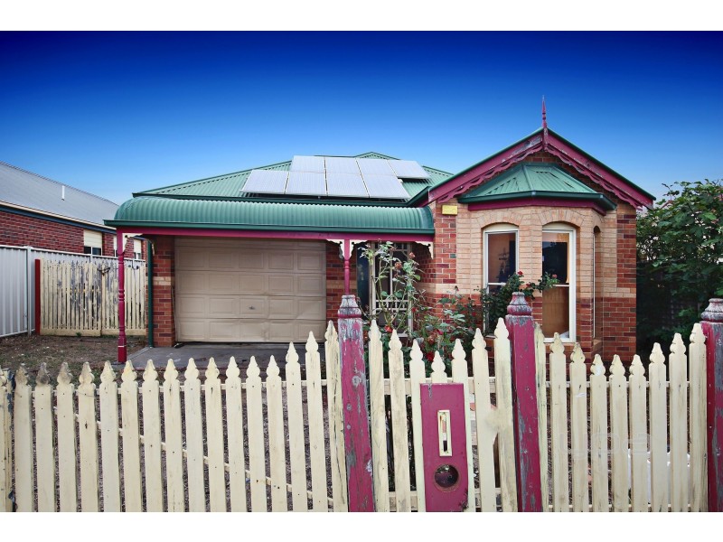 10 Castlemaine Way, Caroline Springs VIC 3023