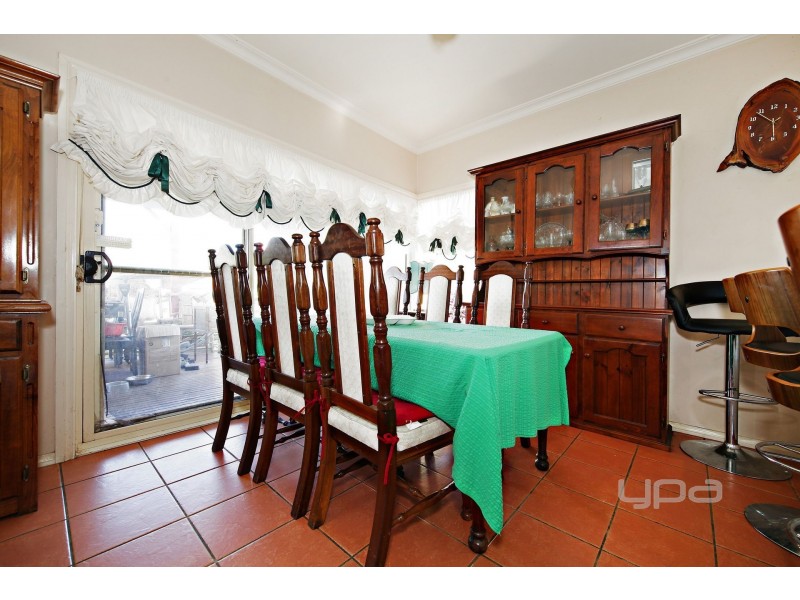 10 Castlemaine Way, Caroline Springs VIC 3023