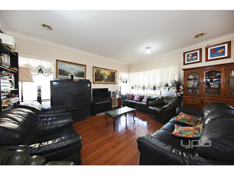 10 Castlemaine Way, Caroline Springs VIC 3023