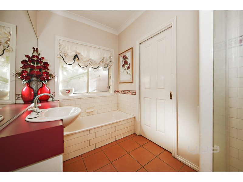 10 Castlemaine Way, Caroline Springs VIC 3023