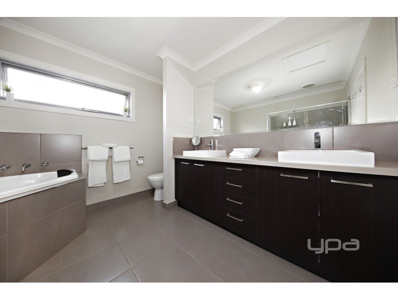 17 The Strand, Caroline Springs VIC 3023