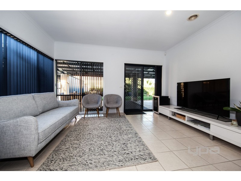 2 Bushy Park Avenue, Caroline Springs VIC 3023