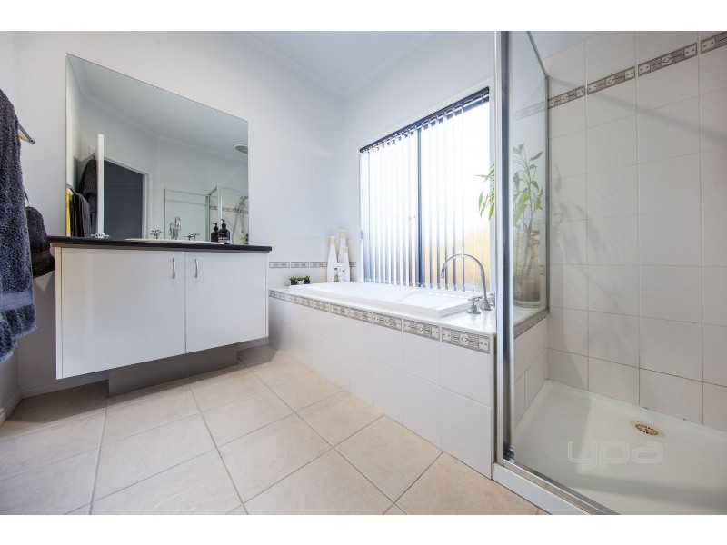 2 Bushy Park Avenue, Caroline Springs VIC 3023