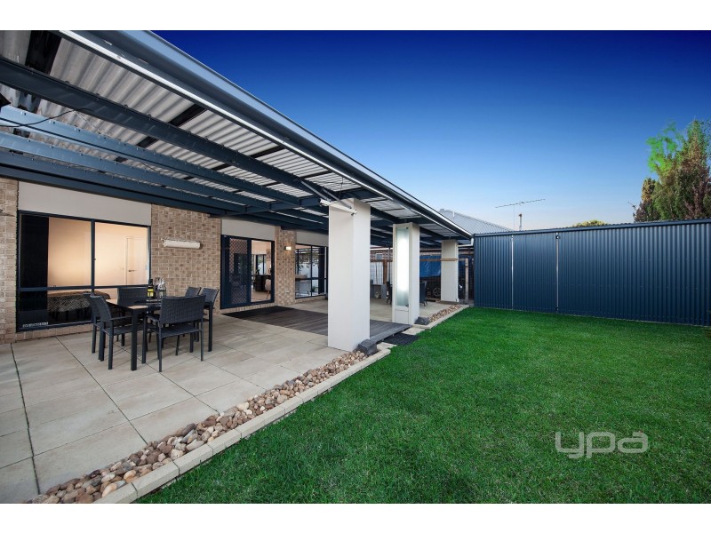 2 Bushy Park Avenue, Caroline Springs VIC 3023