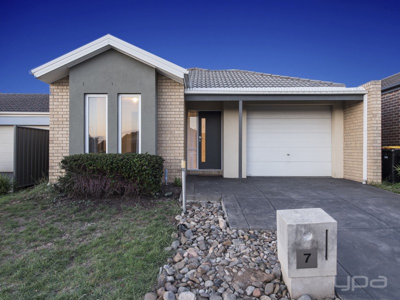 7 Bovard Close, Caroline Springs VIC 3023