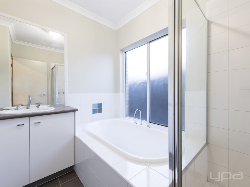 7 Bovard Close, Caroline Springs VIC 3023