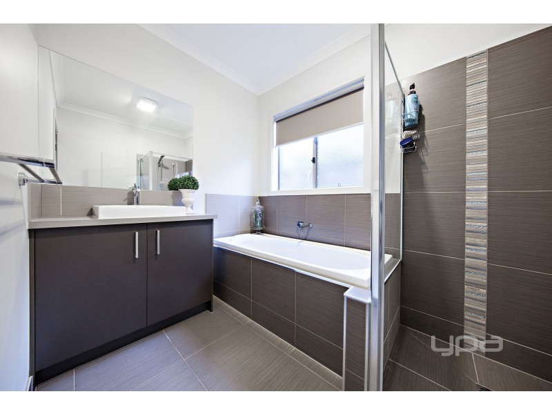 20 Woollahra Parade, Taylors Hill VIC 3037