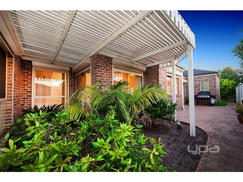 25 Springfield Close, Caroline Springs VIC 3023
