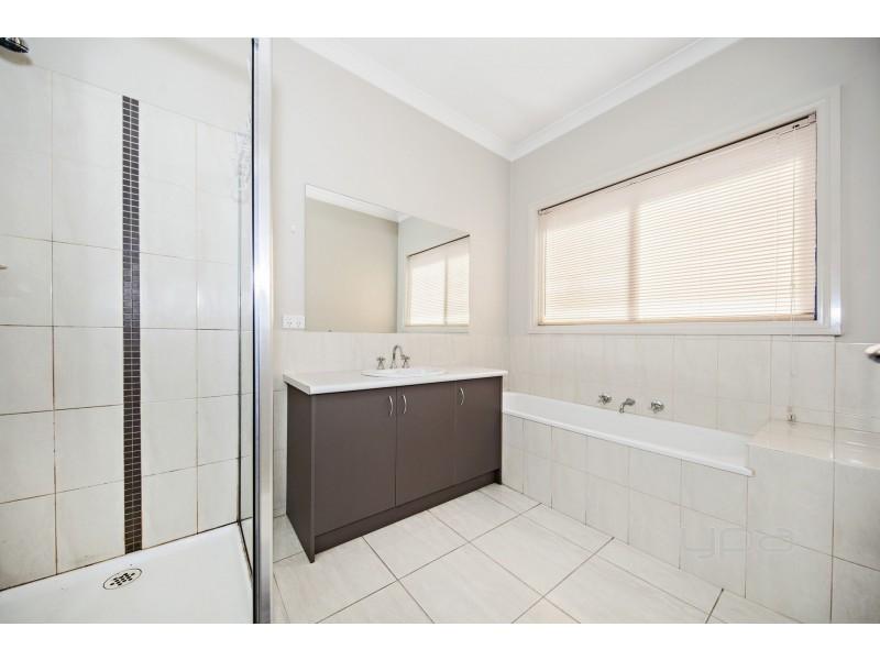 11 Dunstall Gardens, Caroline Springs VIC 3023