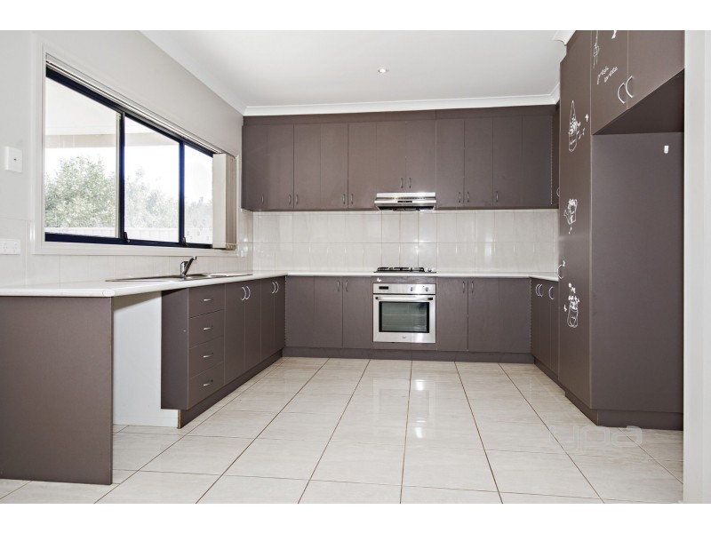 11 Dunstall Gardens, Caroline Springs VIC 3023