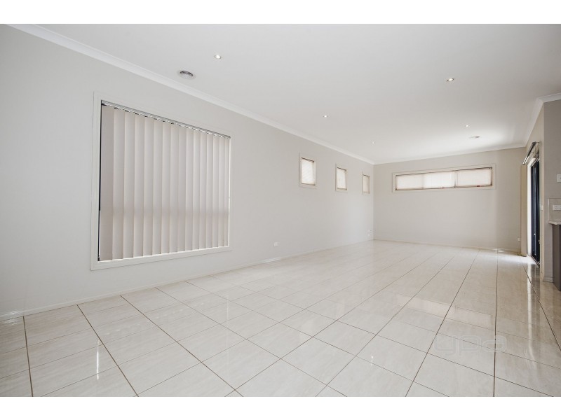 11 Dunstall Gardens, Caroline Springs VIC 3023