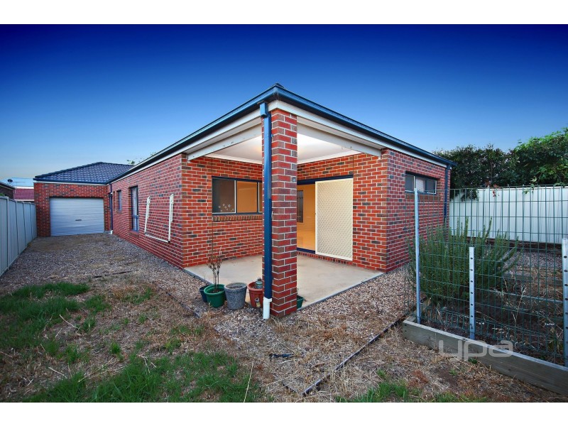 11 Dunstall Gardens, Caroline Springs VIC 3023