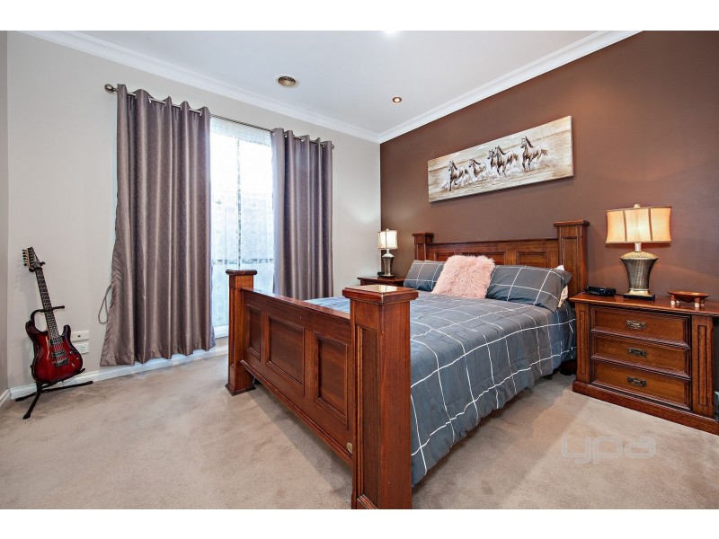 10 Naracoorte Drive, Caroline Springs VIC 3023