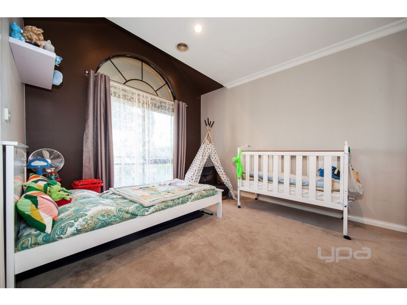 10 Naracoorte Drive, Caroline Springs VIC 3023