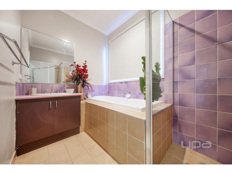 10 Naracoorte Drive, Caroline Springs VIC 3023