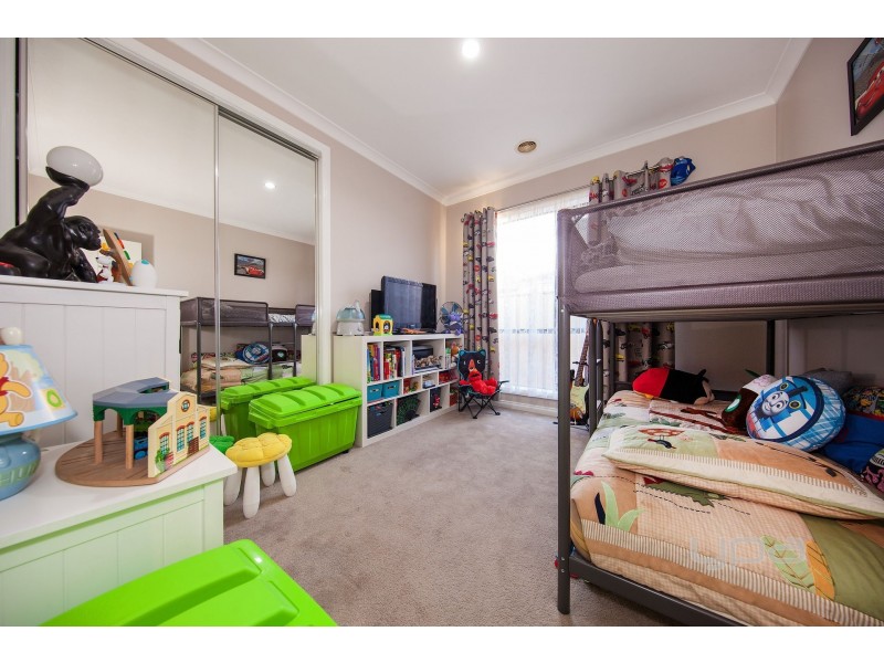 10 Naracoorte Drive, Caroline Springs VIC 3023